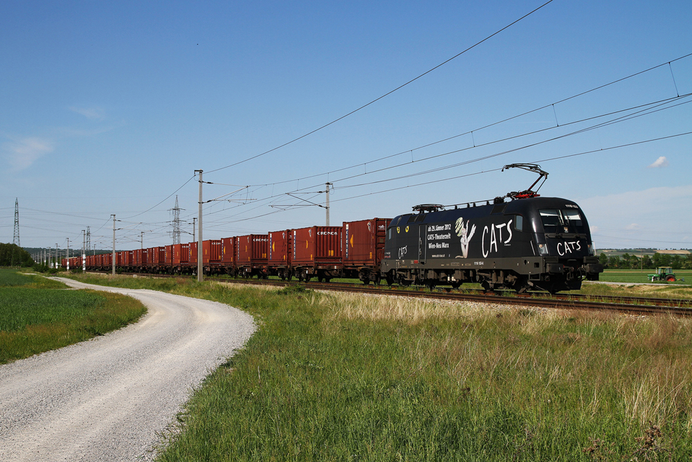 9.5.12 Als die Laaer Ostbahn noch interessant war. Mit dem Wegfall des Nahg�terzuges am Nachmittag sind derweil kaum bis gar keine G�terzugleistungen bei Sonnenschein abzulichten. Eine Abwechslung bildete der sporadisch verkehrende CRONOS Zug mit Frankreich als Ziel. An diesem Tag passte nicht nur das Wetter sondern auch das Zugtriebfahrzeug, in Form der Cats 1116 153 mit dem 105min versp�teten SKGAG 42986 von Laa an der Thaya nach Passau, aufgenommen zwischen Obersdorf und Seyring.