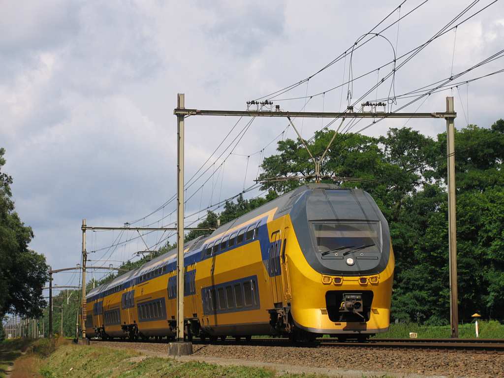 9514 mit IC 1935 Den Haag CS-Venlo bei Vlierden am 19-7-2012.