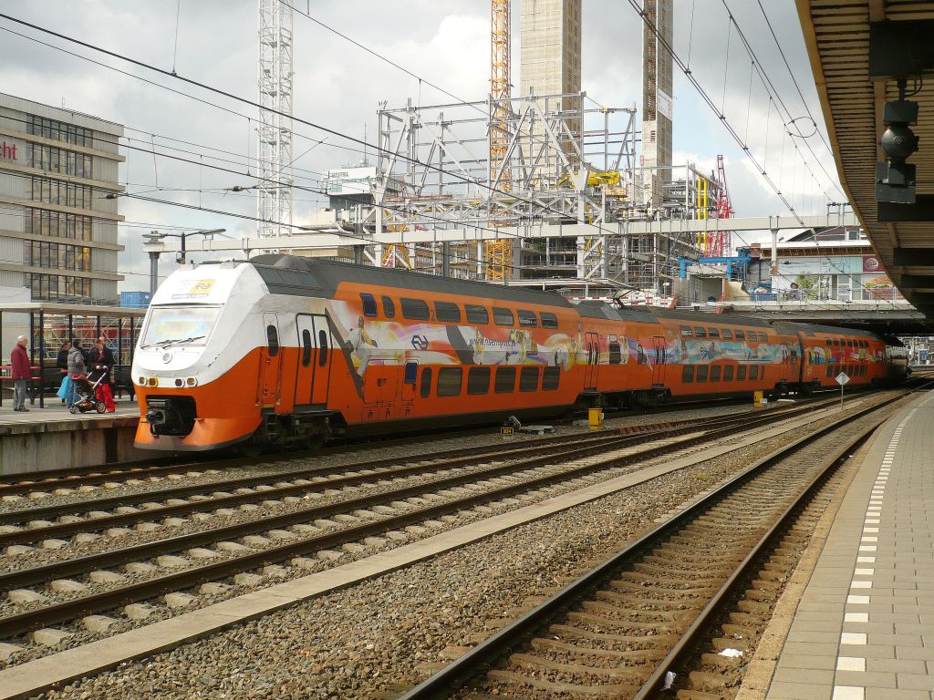 9520 als Intercity von Schiphol nach Eindhoven. Gleis 18b Utrecht Centraal Station 21-04-2012.