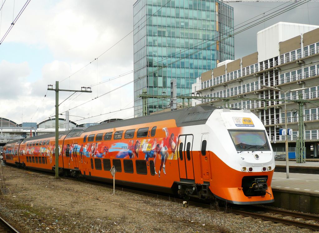 9525 als IC nach Arnhem auf Gleis 12b in Utrecht Centraal Station am 21-04-2012.