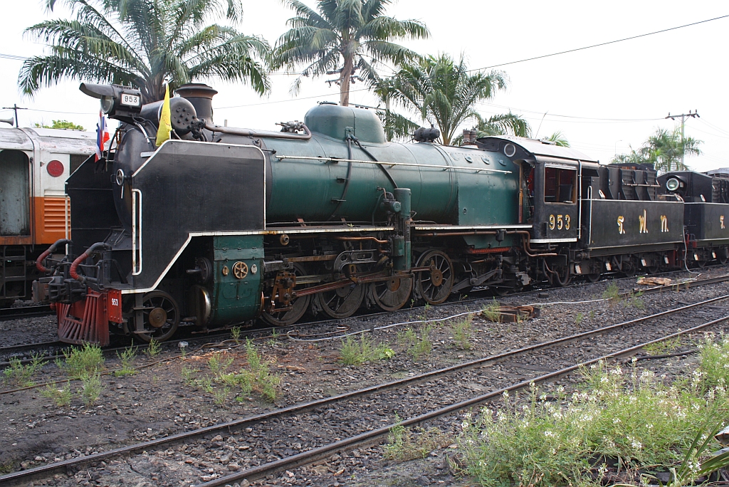 953 (1'D1'-h2, Hitachi, Bauj. 1950, Fab.Nr. 2051) betriebsfähig abgestellt am 13.März 2011 in ihrem Heimat-Depot Thon Buri.