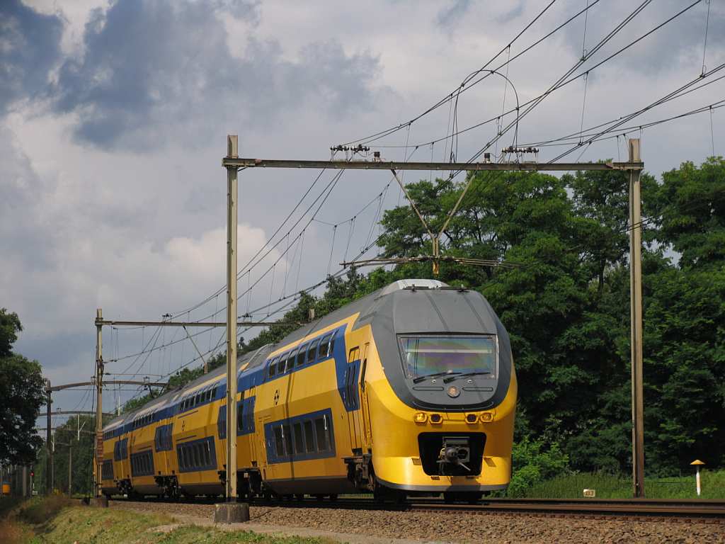 9596 mit IC 1937 Den Haag CS-Venlo bei Vlierden am 19-7-2012.