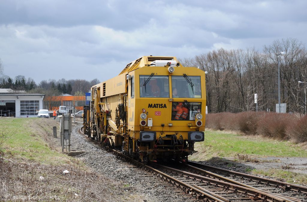 97 43 38 001 17-1 des DB Netz AG Maschinenpool am 13.04.2013 in Amberg-Neumhle bei Stopfarbeiten (Strecke Amberg - Schnaittenbach)