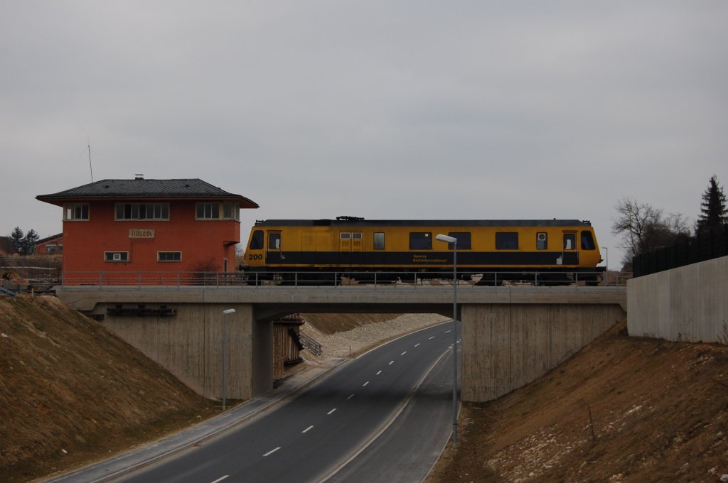 97 86 12 501 10-3 Ultraschallschienenprfzug SRS200 am 03.03.2011 in Vilseck. Wo die Brcke heute steht, war frher der Bahnbergang, das Stellwerk wird demnchst auch abgerissen.