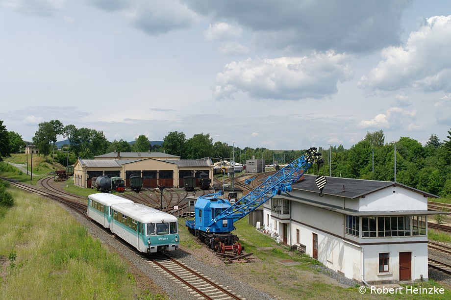 972 502-9 und 772 413-1 aus Niedercunnersdorf am Maschinenhaus in Lbau am 13.06.2011
