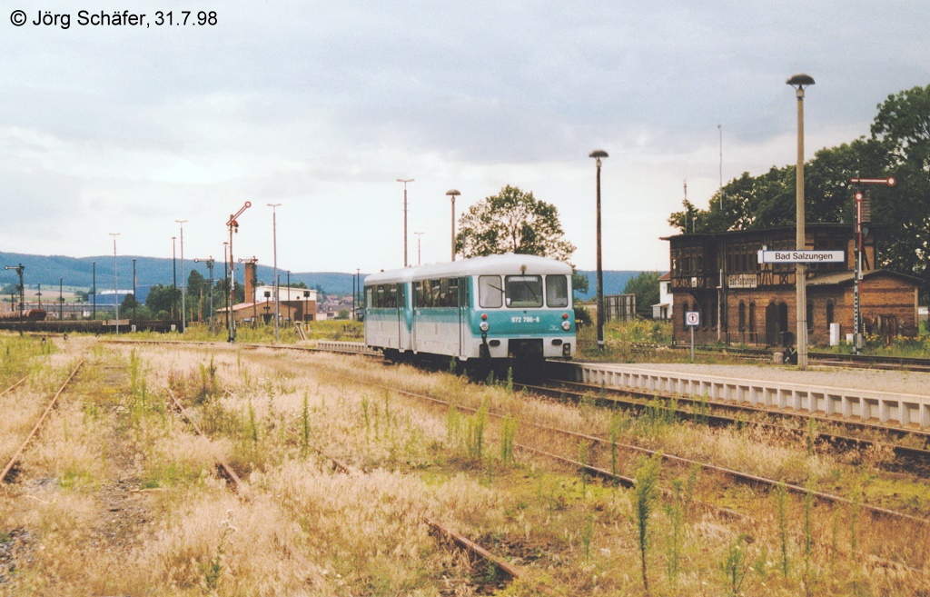 972 706 fhrt als RB nach Vacha in Bad Salzungen aus. Das einflgelige Ausfahrsignal im Hintergrund zeigt „Hp1“. 
