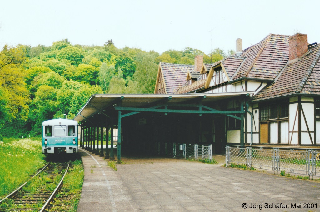 972 720 legt in Reinhardsbrunn auf dem Weg nach Friedrichroda einen kurzen Stopp ein. (Blick nach Nordwesten im Juni 2001) 


