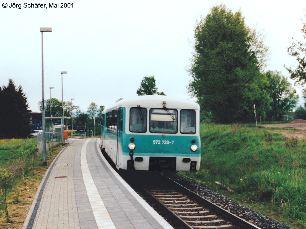 972 720 legt sich im Mai 2001 im Haltepunkt Hrselgau in die Kurve.
