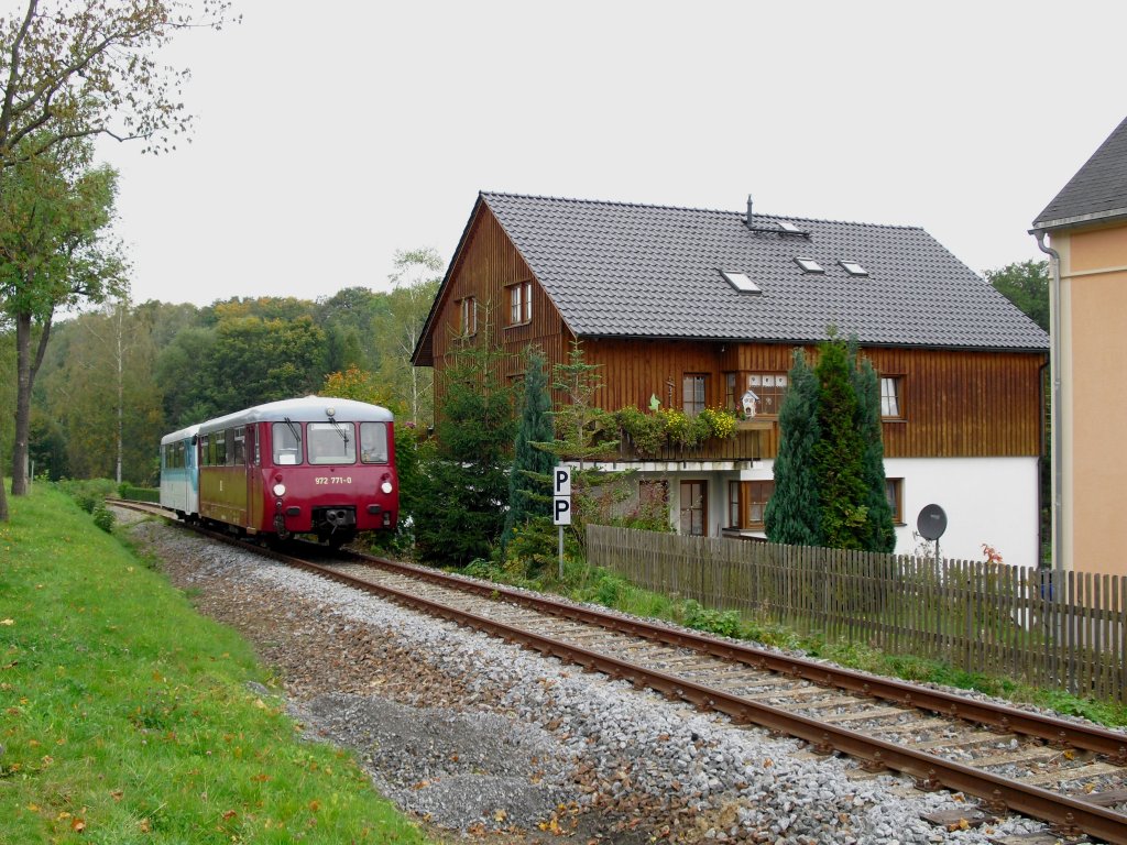 972 771-0 und 772 312-5 kommen von Schwarzenberg und fahren in Markersbach ein, zum Brckenfest am 02.10.10.