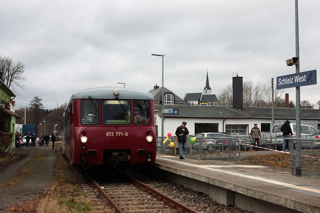 972 771+772 155 als DPE24582 am 03.12.2011 am Hp Schleiz West, fertig zur Rckfahrt nach Schnberg.