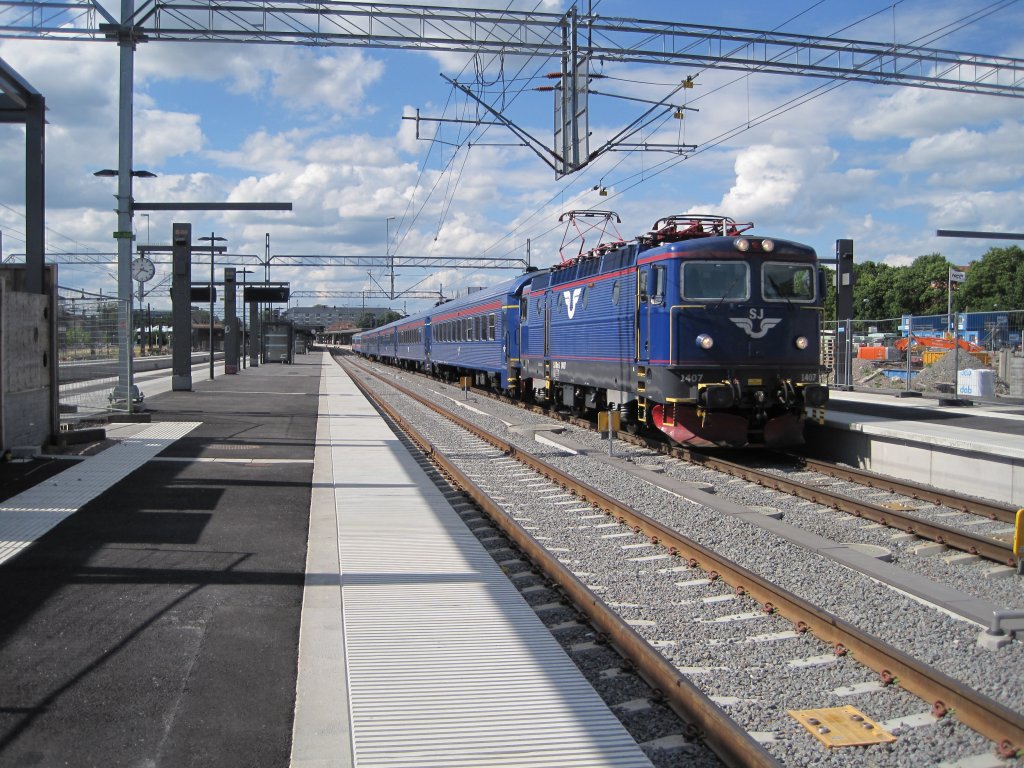 9.7.2010 15:36 SJ Rc6 mit einem IC aus Mora nach Stockholm Central bei der Ausfahrt aus Uppsala Central von Gleis 8.