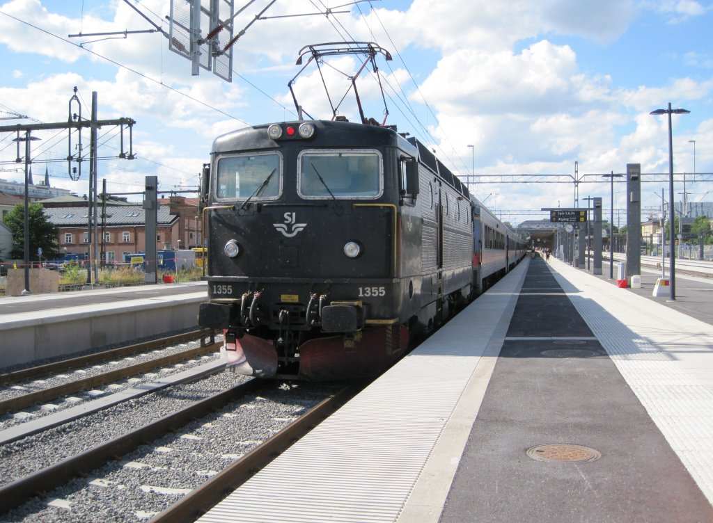 9.7.2010 15:49 SJ Rc6 mit einem Regionalzug (R) aus Stockholm Central ist im Endbahnhof Uppsala Central eingetroffen und fhrt in Krze zurck nach Stockholm Central.