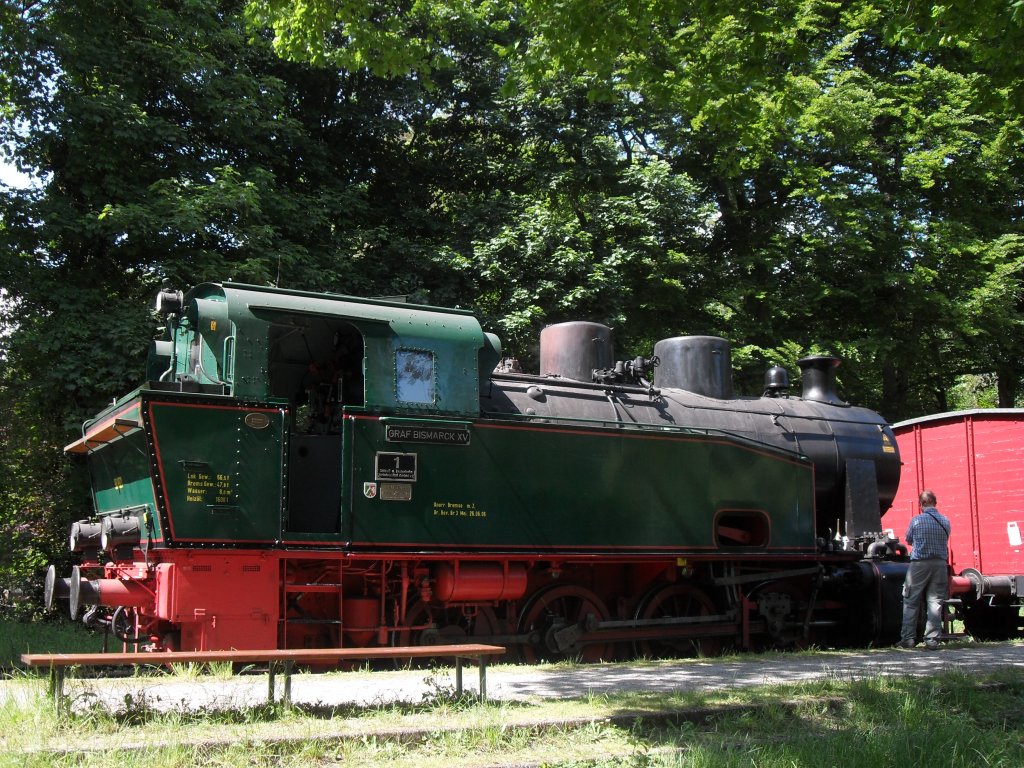 98 8921 oder auch  Graf Bismarck XV  stand am 23.5.10 auf dem Hlser Berg.
Sie war frher auf der Zeche Bismarck unterwegs und kahm nach ihrer Arbeitszeit zum  Schluff  in Krefeld.