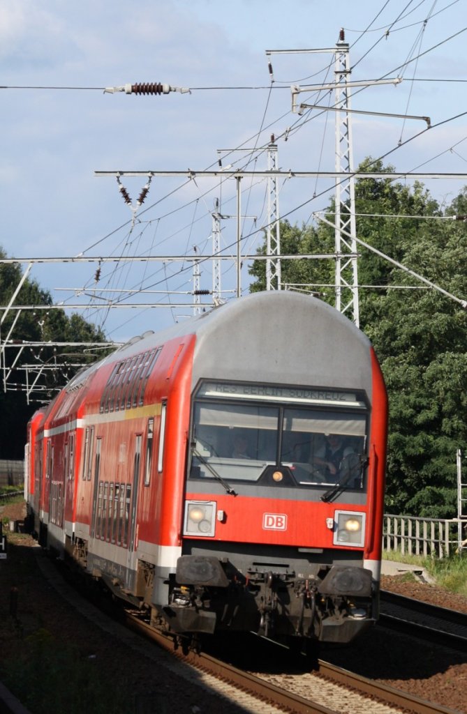 9.8.2012 Berlin-Buch. RE 3 von Eberswalde nach Sdkreuz legt sich mit dem Steuerwagen krftig in die Kurve.
