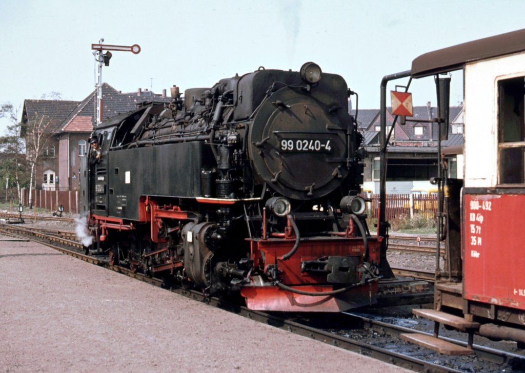 99 0240-4 fhrt in Nordhausen an ihren Zug, September 1982