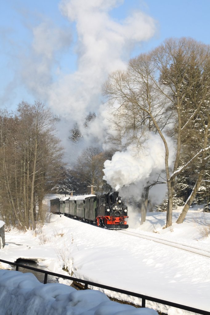 99 1542-2 ist am 11.02.2012 zwischen Schlssel und Jhstadt unterwegs. 

