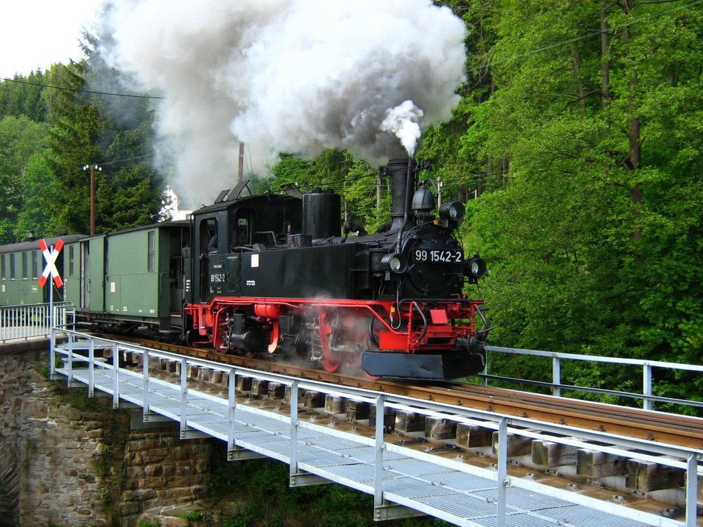 99 1542-2 erreicht am 22.05.2009 gleich den Bahnhof Schmalzgrube.