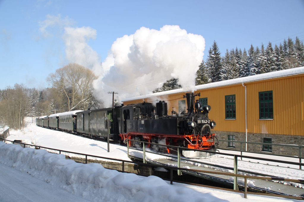 99 1542-2 passiert am 11.02.2012 Lagerhalle in Schl�ssel in Richtung J�hstadt. 

