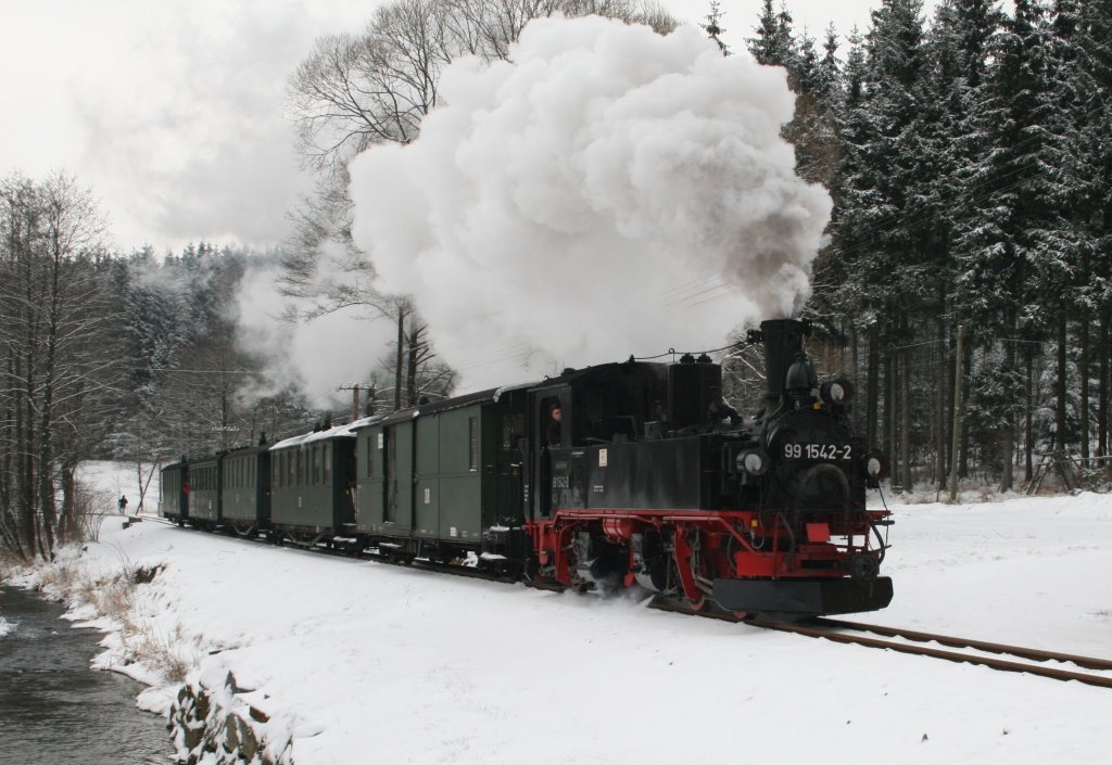 99 1542 in Hhe Fahrzeughalle zwischen Hp Schlssel und Jhstadt. 03.01.10.
