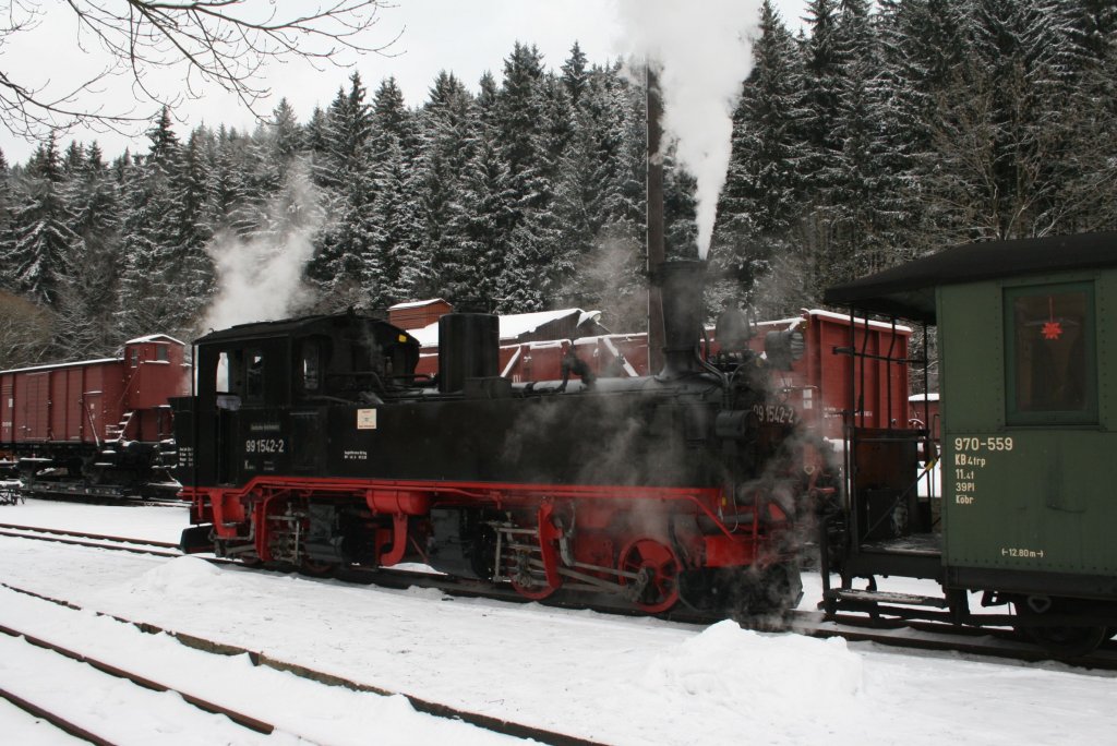 99 1542 verlsst mit ihren Planpersonenzug Schmalzgrube Richtung Steinbach.03.01.10.