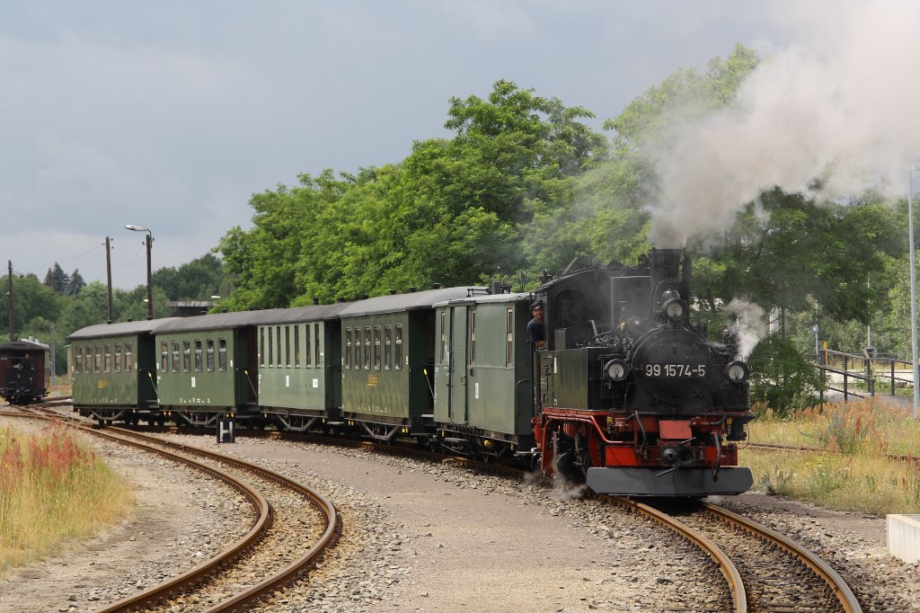 99 1574-5 drckt im HBf Oschatz am 26.06.2011 ihren Zug aufs Abstellgleis.

