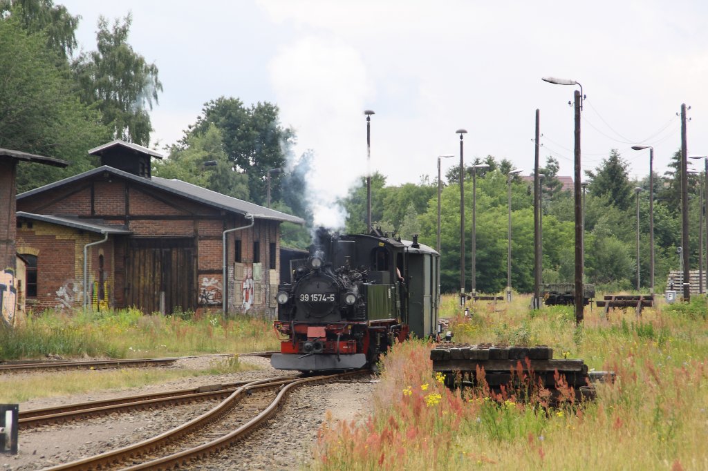 99 1574-5 drckt im HBf Oschatz am 26.06.2011 ihren Zug aufs Abstellgleis. 

