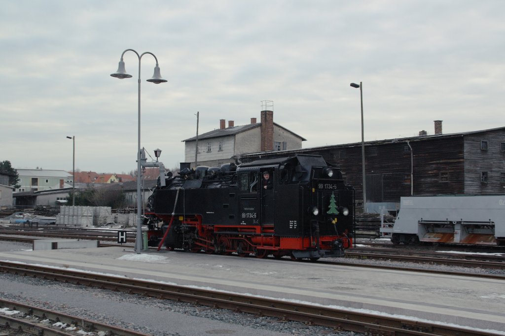 99 1734-5 nimmt am 29.12.09 im Bahnhof Dippoltiswalde Wasser.