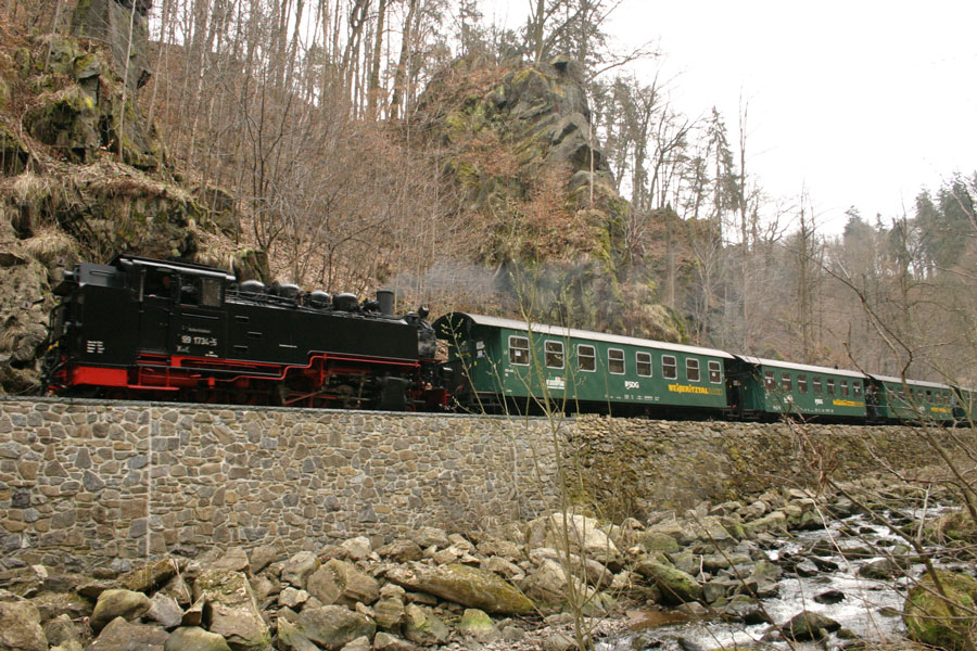99 1734-5 der SDG auf der Wei�eritztalbahn unterwegs in Richtung Freital-Hainsberg, 04.04.2010