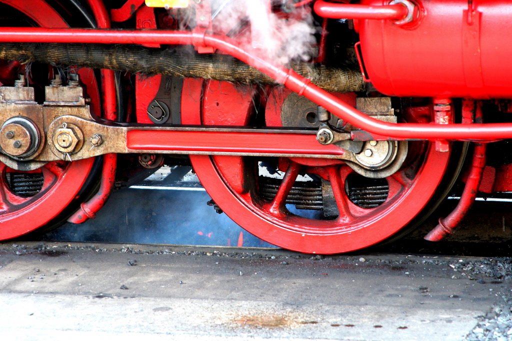 99 1734 am 09.10.2010 beim Entaschen auf der Schlackegrube im Bw Freital-Hainsberg. Die Aufnahme erfolgte whrend einer Fhrung fr die Fahrgste des Sonderzuges vom Traditionszug Berlin e.V. durch den Vorsitzenden der IG Weieritztalbahn, Herrn Ralf Kempe.