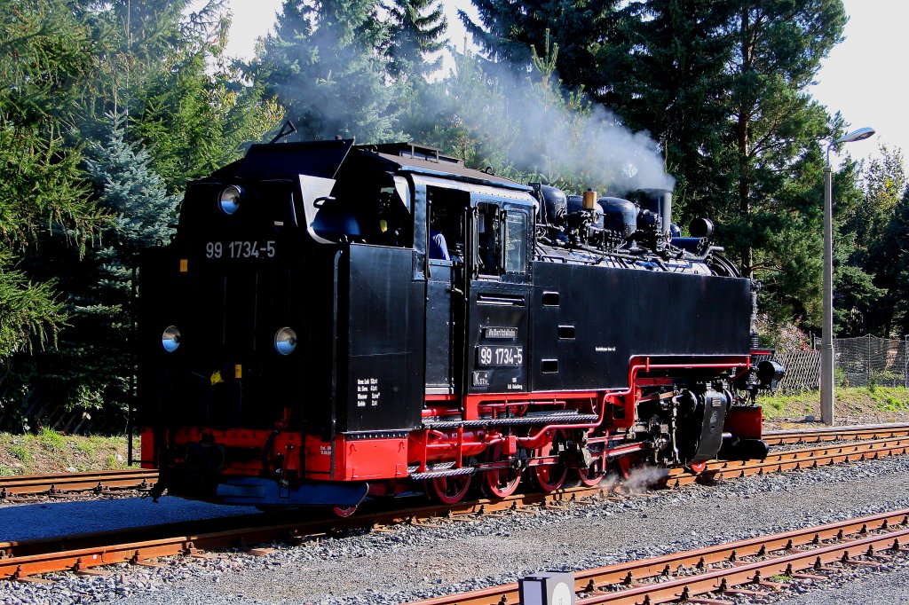 99 1734 der Weieritztalbahn setzt am 09.10.2010 im Bf. Dippoldiswalde um.