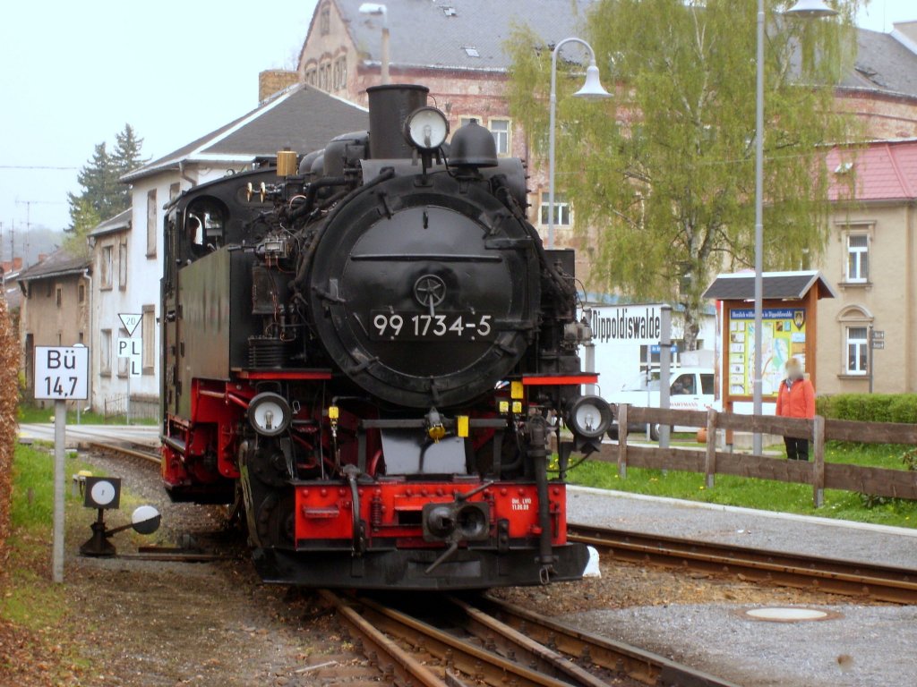 99 1734 von der Weiritztalbahn , am 2.5.13 beim Umsetzen in der vorlufigen Endstation in Dippoldiswalde.