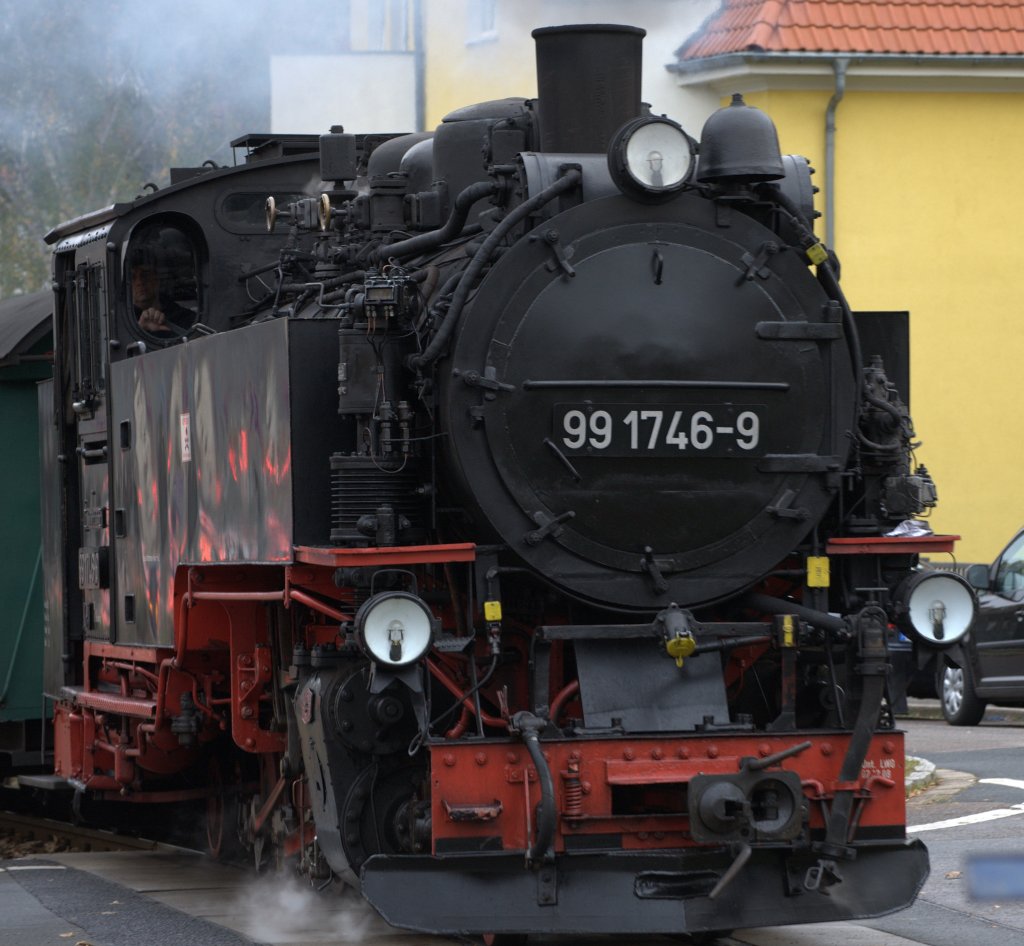 99 1746 - 9 ist hier einfahrend in Freital Comansdorf, um den Zug  10:46 Uhr   nach Dippoldiswalde zu fhren. 03.11. 2012 , leider fehlt die Sonne. 