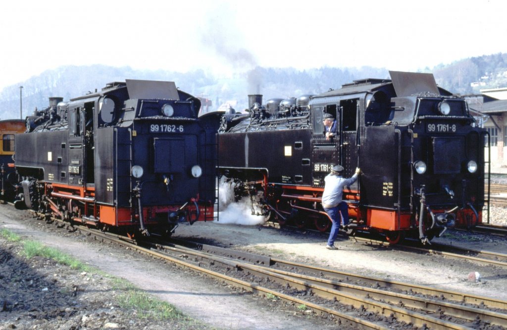 99 1761-8 und 1762-6 nebeneinander in Freital-Hainsberg, April 1991