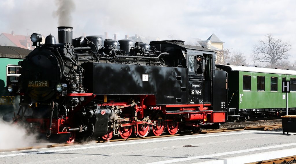99 1761 - 8 hat soeben, gegen 12:40 Uhr den Zug verlassen und rangiert in 
Radebeul Ost zum Lokschuppen, um Wasser zu nehemen