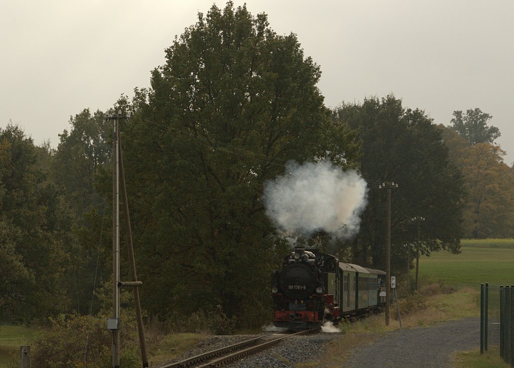 99 1761-8 ist mit ihren Zug am 24.10.09 kurz vor dem Bahnhof Friedewald unterwegs.