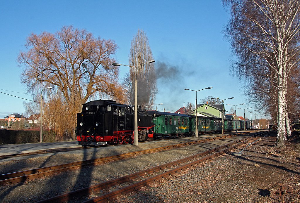 99 1761-8 steht am 2.Weihnachtsfeiertag 2009 mit P 3007 im Bahnhof Moritzburg zur Abfahrt nach Radebeul-Ost bereit.