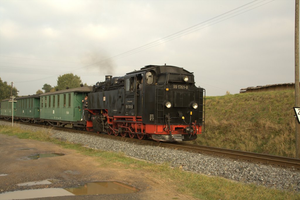 99 1761-8 wartet am 24.10.09 an der Trapeztafel des Bahnhof Friedeld auf Einfahrt.