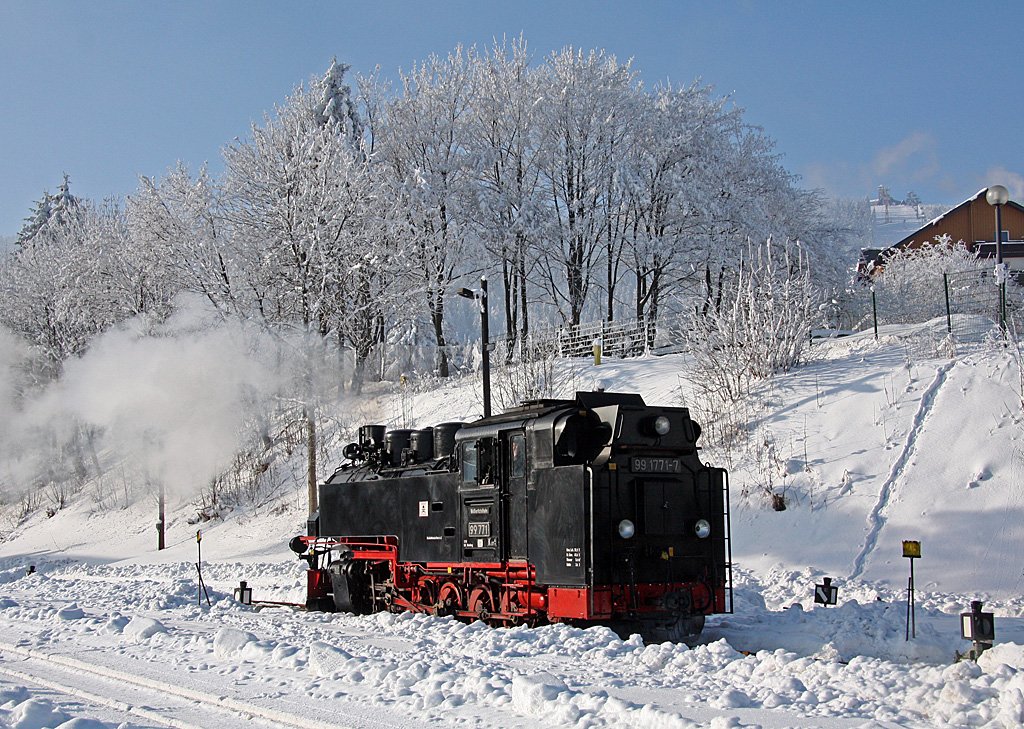 99 1771-7 die am Heck ihre EDV-Nummer trgt, beim Umsetzen im mit 892 m Hhe hchstgelegenen Bahnhof Sachsens, Oberwiesenthal.