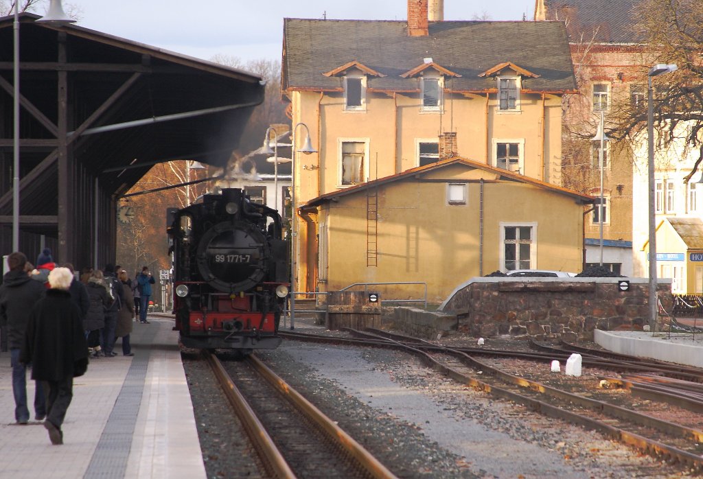 99 1771 am 31.12.2012 beim Umsetzen im Bahnhof Dippoldiswalde. Gleich darauf wird sie mit P5007 den Bahnhof in Richtung Freital-Hainsberg verlassen.