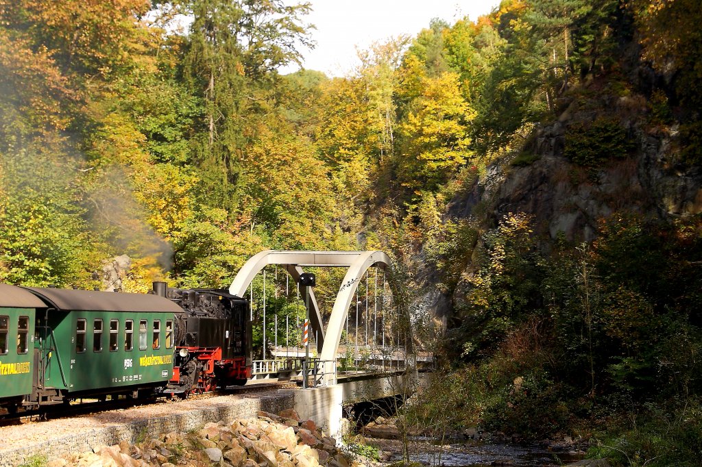 99 1771 auf Rckfahrt nach Freital-Hainsberg, kurz vor Befahren der neuen Stahlbogenbrcke ber die Rote Weieritz im Rabenauer Grund, direkt vor dem Bahnhof Rabenau gelegen. Die alte Steinbrcke wurde bei der Flutkatastrophe (wie auch viele andere) am 12./13.08.2002 vllig zerstrt! Auch im Bahnhof Rabenau hingen damals, wie auch an vielen anderen Abschnitten der Strecke, die Schienen wie Flexgleise frmlich in der Luft, da der gesamte Dammbereich komplett weggerissen wurde. Hier sei in diesem Zusammenhang auch mal erwhnt, dass sich der Wiederaufbau der Strecke uerst schwierig gestaltete! Aufgrund der extrem beengten Platzverhltnisse, konnte keinerlei schwere Technik eingesetzt werden. Deshalb mal an dieser Stelle an alle, die hier  mit ihrer wirklich harten Arbeit und hervorragenden Leistung ihren Beitrag dazu gegeben haben, dass dieses wunderschne Kleinod schsischer Eisenbahngeschichte heute wieder verkehren kann und auch nachfolgenden Generationen erhalten bleibt, ein ganz, ganz groes Dankeschn!!!