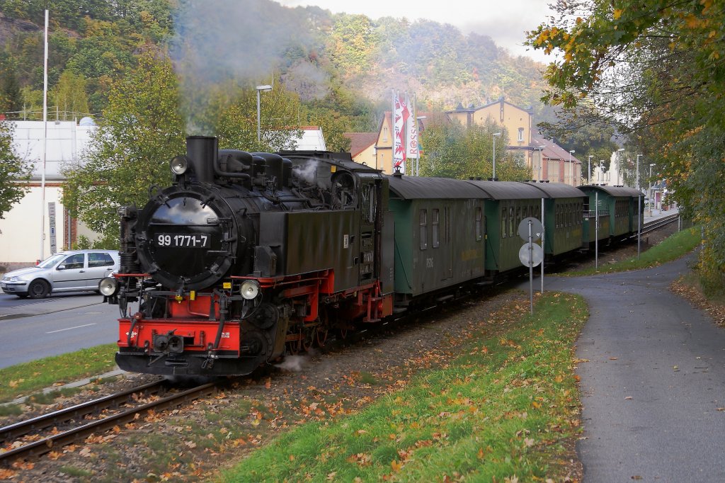 99 1771 hat am Nachmittag des 07.10.2011 soeben den Hp Freital-Comannsdorf verlassen und ist mit weit hrbaren Auspuffschlgen unterwegs auf der Steigung zur Einfahrt in den landschaftlich sehr reizvollen Rabenauer Grund!