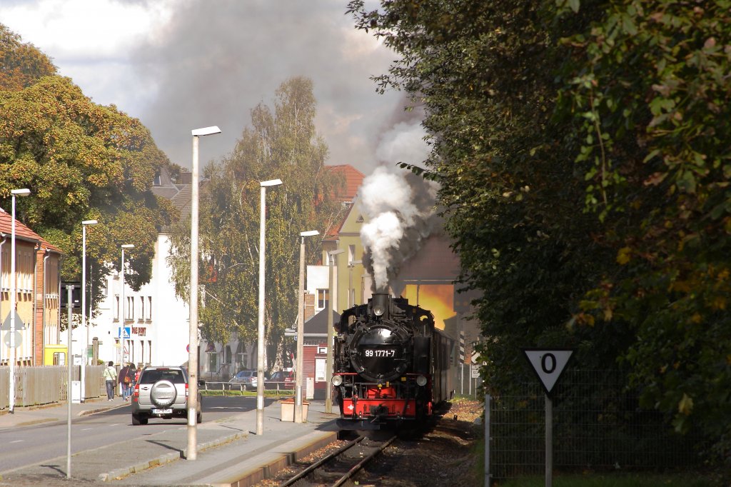 99 1771 luft am Nachmittag des 07.10.2011 mit ihrem Personenzug nach Dippoldiswalde und einer alles einnebelnden Qualmwolke im Hp Freital-Comannsdorf ein.