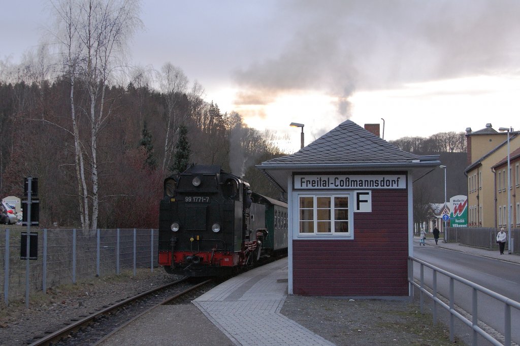 99 1771 mit P5007 am Nachmittag des 31.12.2012 beim Zwischenstopp im Haltepunkt Freital-Comannsdorf, dem letzten vor Erreichen des Endbahnhofes Freital-Hainsberg.