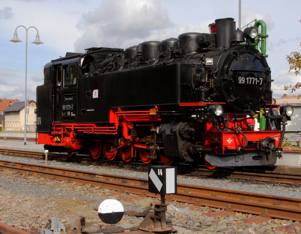 99 1771 (schsische 7K) frischt am 07.10.2011 ihre Wasservorrte am Wasserkran im Bahnhof Dippoldiswalde auf, bevor sie ihren Planzug zurck nach Freital-Hainsberg bringt. 