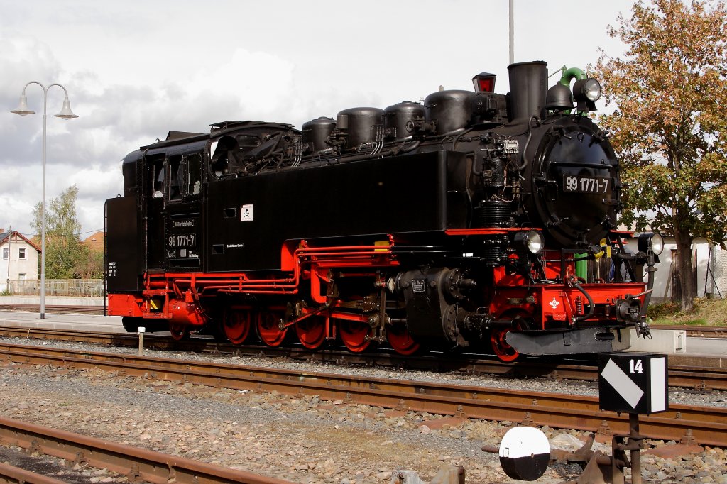 99 1771 steht am 07.10.2011 am Wasserkran im Bahnhof Dippoldiswalde. Nach erfolgtem Wasserfassen wird sie ihren Zug zurck nach Freital-Hainsberg bringen.