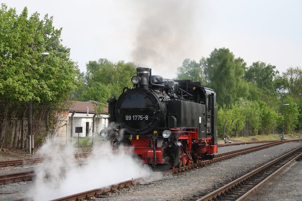 99 1775-8 der Lnitzgrundbahn rangiert am 28.04.'11 im Bahnhof Radeburg