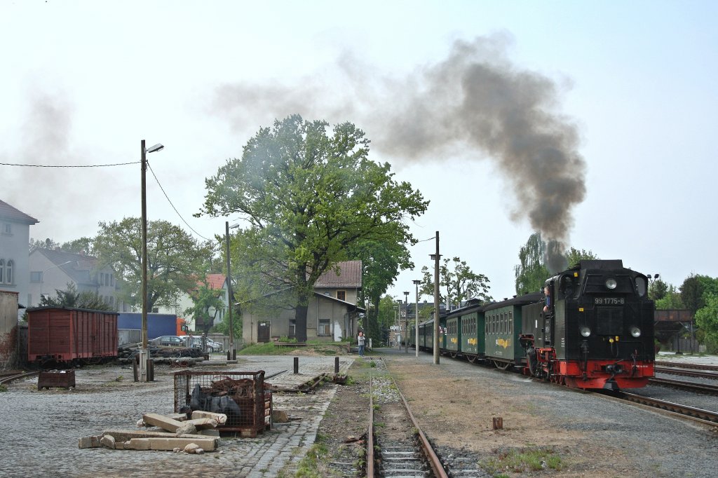 99 1775-8 steht am 28.04.'11 mit ihrem Personenzug-> Radebeul Ost abfahrbereit in Radeburg 