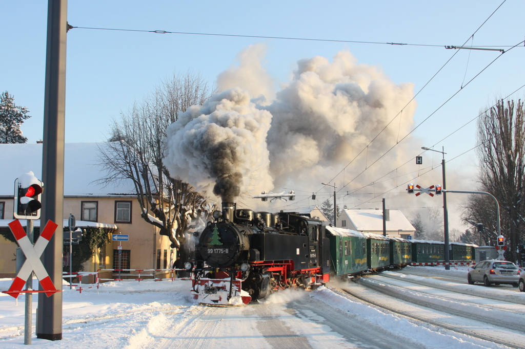 99 1775 berquert mit dem Abendzug nach Radeburg die Meissner Strase in Radebeul