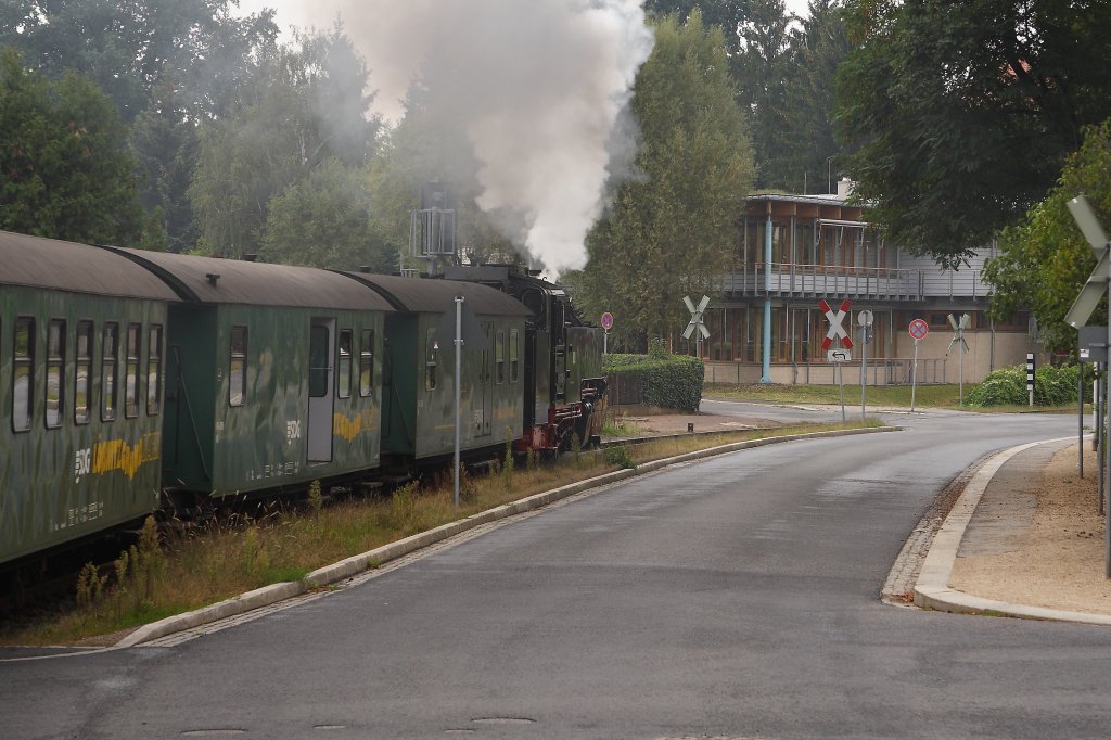 99 1777 mit P3008 nach Radeburg auf der Pestalozzistra�e in Radebeul, kurz vor Erreichen der Mei�ener Stra�e und des Haltepunktes  Wei�es Ro� .