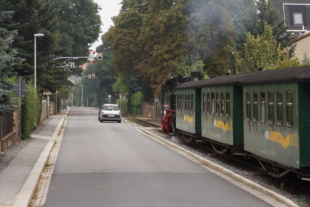 99 1777 mit P3009 am 31.08.2012 auf der Pestalozzistra�e in Radebeul. Sie wird in wenigen Minuten den Endbahnhof Radebeul-Ost erreichen. Auch wenn die Autos schneller sind, hier m�ssen sie auf unser  B�hnle  warten!